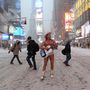 Ő a Pucér Cowboy, New York egyik legnépszerűbb utcai előadója, 2009 óta zenél az utcákon pucéran. A havazás sem zavarja.