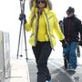 Paris Hilton Aspenben citromsárgában csúszott