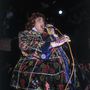 Leigh Bowery egyik leghíresebb performansza 1990-ben. A közönségnek fogalma nem volt, de a hatalmas ruha alatt a művész későbbi felesége, Nicola Bowery kuporgott, és a performansz részeként Bowery megszülte saját későbbi feleségét