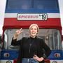 Az Egyesült Királyság lobogójának mintájával kifestett emeletes turnébuszt egy vérbeli Spice Girls-fan, Suzanne Godley szerezte meg, újította fel és adta ki.