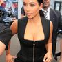 Kim Kardashian Sydney egyik éttermébe vitte a melleit vacsorázni.