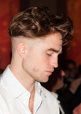 Kb. mi is így érzünk Pattinson hajával kapcsolatban.