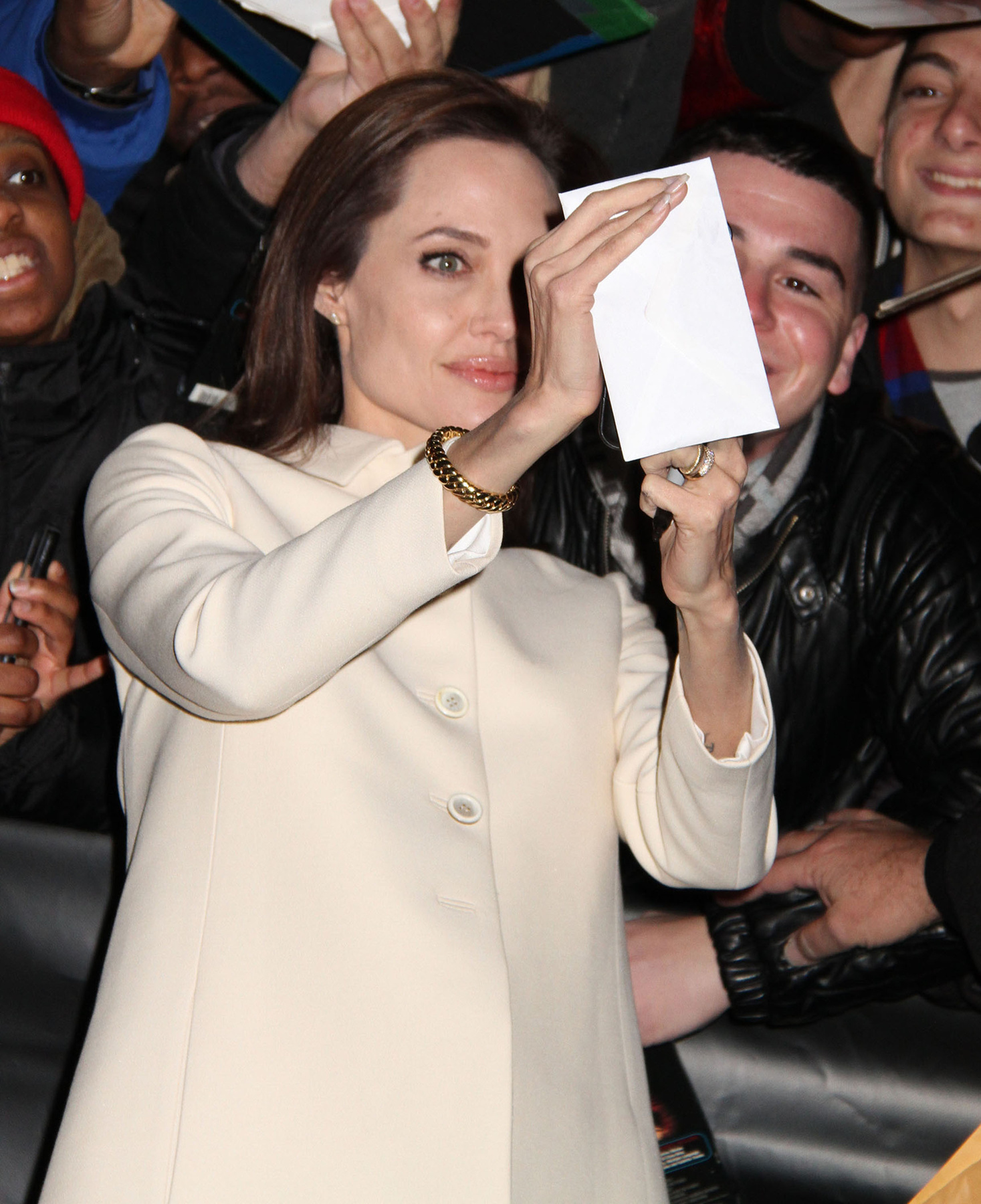 Mint ez a kép. Pedig azért Jolie-t nem könnyű csúnyának fotózni, de itt sikerült.