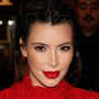 Kim Kardashian olyan vastag sminket ken magára, hogy nem csodáljuk, ha becsillog az orra. 