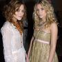 Üdítő kivételek: az Olsen-testvérek (ha lelőnek, se tudom megmondani, melyikük Ashley és melyik Mary-Kate) itt hippis hercegnőknek öltöztek.