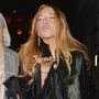 Bár egyre nagyobb bajban van, Lindsay Lohan nem tűnik túl izgatottnak ezen az április végén készült képen.