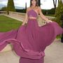 Mindeközben Kendall Jenner az amfAR gálán, egy egészen különleges ruhában élvezi a vakuk fényét.