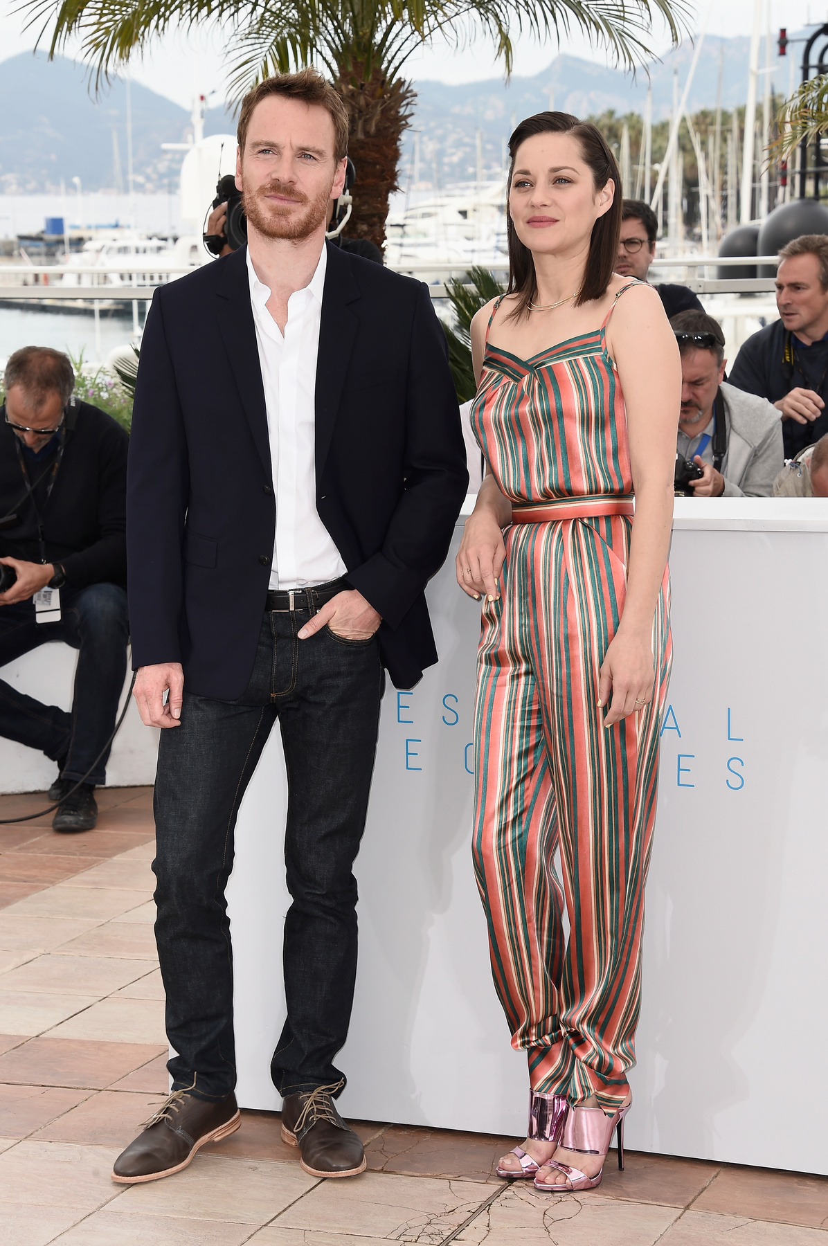 A színésznő, valamint Justin Kurzel és Michael Fassbender Machbet című film stábjának fotózásán Cannes-ban.