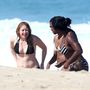Natasha Lyonne ismertsége talán kissé megkopott, de azért arra rögtön élesedik a fotósok optikája, ha valaki apró bikiniben rohangál a tengerben.