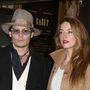 Johnny Depp kalapban, mellette Amber Heard