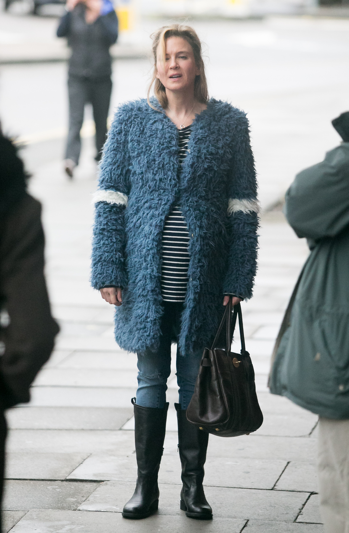 Ilyen lesz Renée Zellweger az új Bridget Jones-filmben (forgatási képek Londonból, október 7-éről)