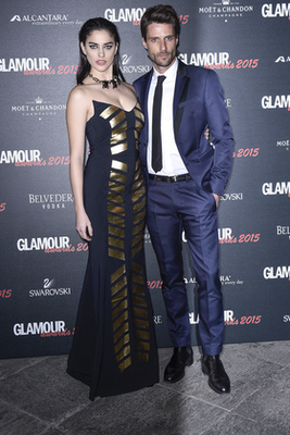 Alejandra Alonso és kísérője a Glamour Awardson Milánóban