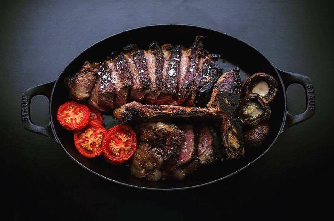 Ez pedig a főétel, a szárazon érlelt USDA Prime Black Angus Porterhouse steak.