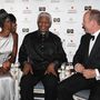 Naomi Campbell egy 2007-es jótékonysági gálán Nelson Mandela és II. Albert monacói herceg oldalán. 