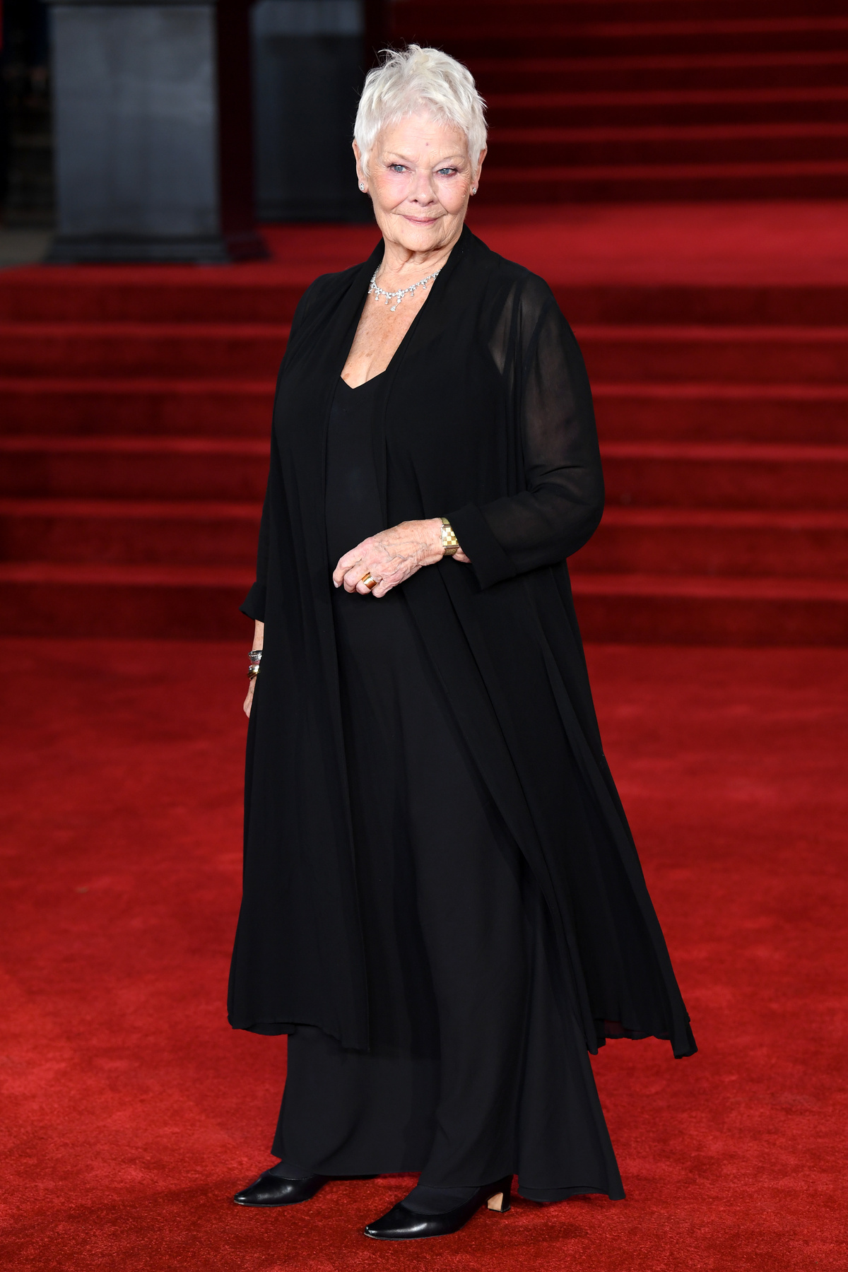 És utoljára Cheryl Hines színésznőt mutatjuk, aki egy klasszikus fazont mutat a lehető legunalmasabb színben. De 2+2 továbbra is 4, és egy ilyen ruha továbbra is baromi jól tud állni egy nőnek. Például Cheryl Hinesnak.