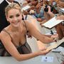 Jennifer Lawrence kedvesen autogramokat osztogat.