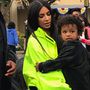 Kim Kardashian, aki az élete minden pillanatát a nyilvánosság előtt éli, nem titkolta, hogy első szülése során komplikációk léptek fel nála, ami miatt másodszorra csak mesterséges megtermékenyítés segítségével tudott teherbe esni. A kisfia, Saint West 2015-ben született, azóta pedig idén meg egy gyerekkel bővült a család. Ám a harmadik baba esetében az orvosok azt tanácsoltak, hogy a gyereket ne a celebnő hordja ki, így Chicago béranyától született.