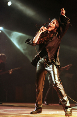 Bono, akinek a vezetésével a '90-es években tett a U2 egy kanyart a pop felé, de 1998. október 19-én a zenekar egyértelműen megüzente, hogy a popkorszaknak részükről vége is, visszatérnek a gyökereikhez és a rockhoz.