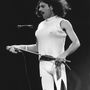 És a '80-as évek közepén a Queen a dragqueenes öltözködést is bevállalta. Ez a kép egy 1985-ös koncerten készült, de talán önnek is rémlik, hogy az I Want to Break Free klipjében az együttes mind a négy tagja nőnek van öltözve.