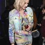 A színes szónak Diane Kruger gyakorlatilag a definícióját adta ezzel a szettel. Miniruha, dzsekivel vagy anélkül - mindenhogy jól áll neki.