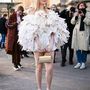 Divatbemutatóra viszont ilyenben jár. Vagy legalábbis ebben ment el a Louis Vuitton haute couture-bemutatóra január 21-én.