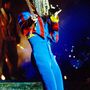 Prince 1993-as turnéján is előszeretettel viselte ezt az arctalan glamrendőr-szettet.