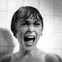 A filmtörténelem máig leghíresebb jelenetében Janet Leigh zuhanyozik.