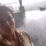 Kevésbé ledéren, de Eva Longoria énekelt örömében, hogy esik az eső.