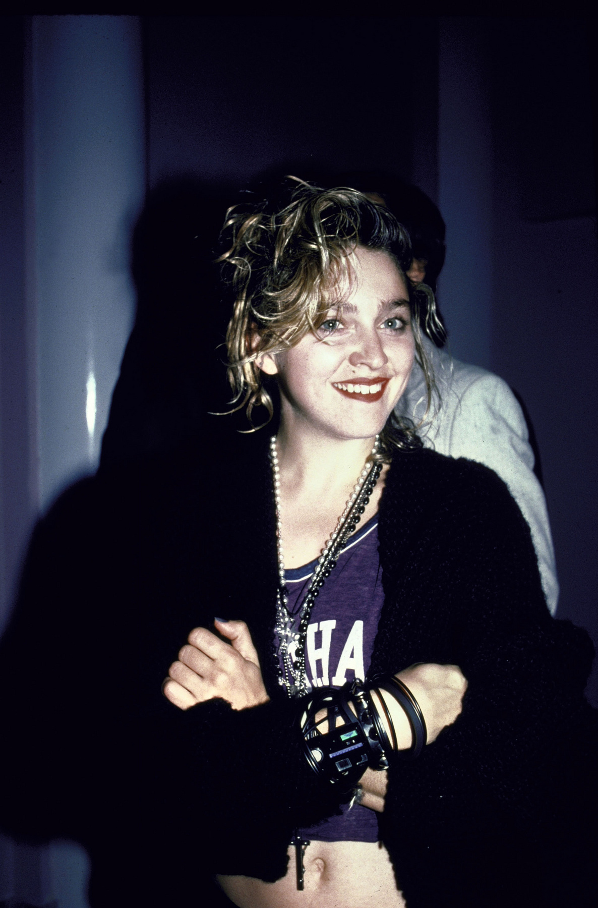 A hajban a masni, a napszemüveg, sőt, még egy kiegészítő: kesztyű! Madonna a Kétségbeesve keresem Susant címszerepében, mellette partnere, Rosanna Arquette.