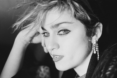 A hajban a masni, a napszemüveg, sőt, még egy kiegészítő: kesztyű! Madonna a Kétségbeesve keresem Susant címszerepében, mellette partnere, Rosanna Arquette.