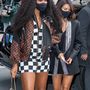 A teniszezőnő kedden Párizsban a Louis Vuitton divatbemutatóját tekintette, amint arra a dzseki mintájából is lehet következtetni.
