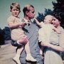 1951: Erzsébet még éppen nem királynő. Fülöp karjában Károly herceg, Erzsébet karján Anna hercegnő.