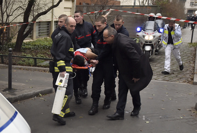 Időközben kommandósok gyülekeznek a második párizsi merénylet színhelyén.