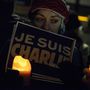 Je suis Charlie, azaz Én vagyok Charlie - tartja a táblát egy nő Washingtonban. Ez vált a szolidaritás mondatává világszerte.