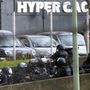 Közben már Párizs keleti részén, Porte de Vincennes-nél is túszdráma zajlik. Egy fegyveres férfi hatolt be az Hyper Cache nevű kóser boltba. 