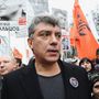 Nyemcov gyilkosait közben keresi az orosz rendőrség, mialatt összeesküvés-elméletek sokasága kering a nemzetközi és orosz sajtóban.