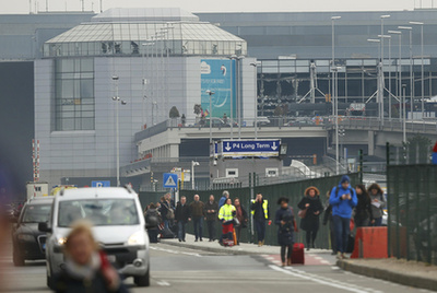 Március 22-én reggel kettős robbantás rázta meg a brüsszeli Zaventem repülőteret. Az épületet evakuálták, a légiforgalmat elterelik.