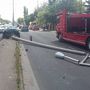 Egy autós hétfő délután tarolt le a egy villanyoszlopot a Szentendrei úton.