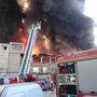 A tűzoltók összesen 15 autóval mentek a lángoló épülethez.