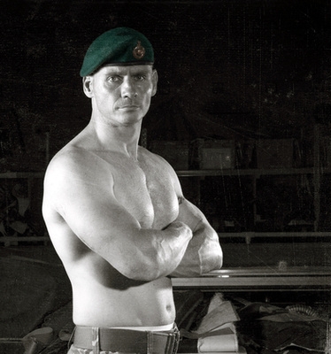 Pete Howe 13 évet szolgált, most edzőterem-tulajdonos, az angol CrossFit-csapat kapitánya, és még modellkedik is