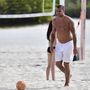 Christian Vieri a strandon élvezi a decemberi floridai napsütést