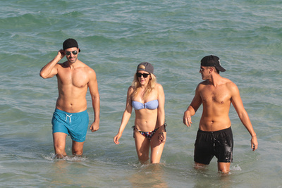 Ella Goulding a szerelmével sétálgat Miamiben a tengerparton