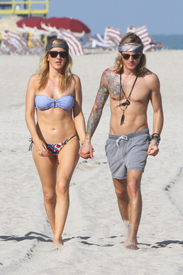 Ella Goulding a szerelmével sétálgat Miamiben a tengerparton