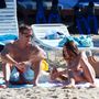 Jenson Button és frissen elvett felesége, Jessica Michibata Hawaii-on strandol