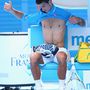 Novak Djokovics pólót cserél Melbourne-ben