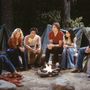 Egy tábortüzes jelenet a '70-es évekből, Valderrama középen, Ashton Kutcher mellett
