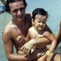 Gyerekkori fotókkal kezdünk, a képen az édesapja látható, akinek a neve szintén José Mari Manzanares, és aki szintén torreádor volt