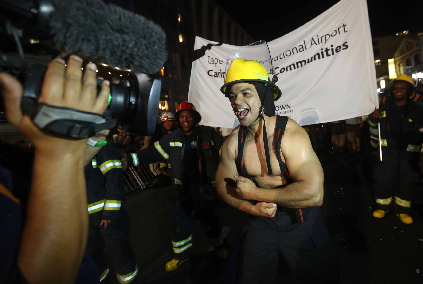 Így vonultak farsangkor a fokvárosi tűzoltók