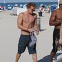 Cody Simpson a strandon Miamiben a csajával, aki Gigi Hadid és modell