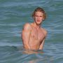 Cody Simpson az óceánban Miamiben